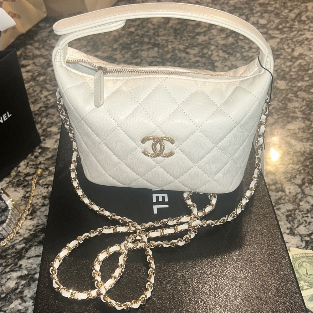 CHANEL White Quilted Leather Crossbody Bag with Gold Chain
